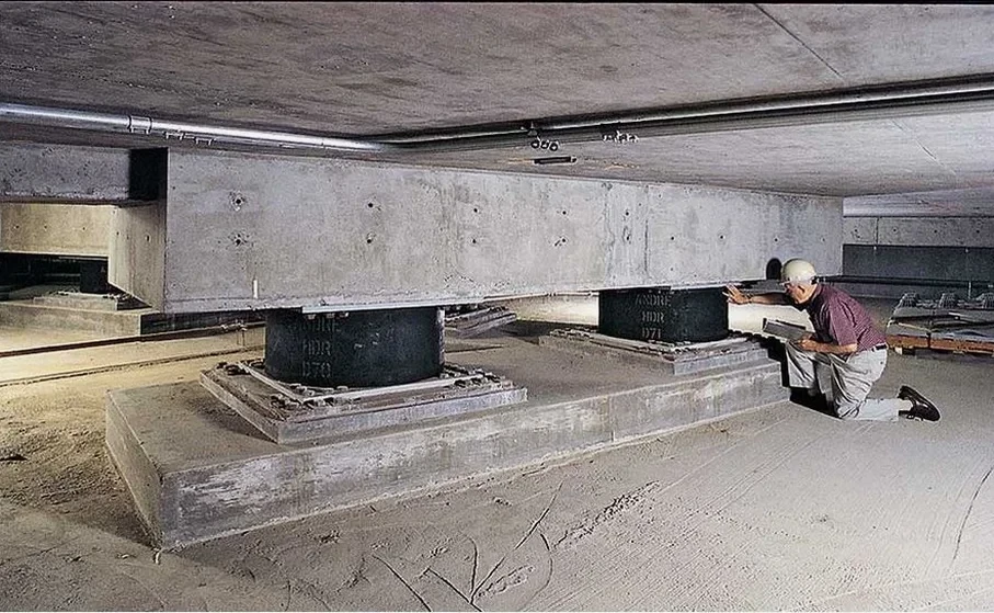 Projeto de isolamento sísmico de base em Porto Alegre: dimensionamento e verificação local